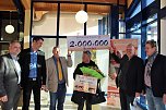 2 Millionste Besucher in der Kyffhäuser-Therme begrüßt! (Foto: Karl-Heinz Herrmann) 2 Millionste Besucher in der Kyffhäuser-Therme begrüßt! (Foto: Karl-Heinz Herrmann)