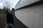 Der Pr&auml;sident der Landesstra&szlig;enbaubeh&ouml;rde, Uwe Langkammer, inspiziert die gewaltige St&uuml;tzwand, der das n&auml;chste Saalehochwasser kaum noch etwas anhaben kann. (Foto: Jochen Miche)