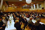 Etwa die H&auml;lfte der G&auml;ste des Neujahrsempfanges fand einen Sitzplatz, das war bequem. Interessanter jedoch fand mancher die M&ouml;glichkeit, sich an einem Stehtisch zu platzieren - der leichteren M&ouml;glichkeit eines Gespr&auml;chspartnerwechsels wegen. (Foto: Jochen Miche)