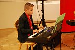 Am Keyboard erfreute mit temperamentvollen Weisen der Musiksch&uuml;ler Gregor Cissewski. (Foto: Jochen Miche)
