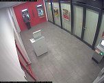 Der T&auml;ter beim Abheben von Geld, das ihm nicht geh&ouml;rt. Die Polizei bittet um sachdienliche Hinweise. (Foto: Polizei)