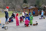 Nachdem es heute Vormittag zu regnen aufgeh&ouml;rt hatte, gingen die Kinder raus und konnten sich im weitr&auml;umigen Gel&auml;nde austoben. (Foto: Jochen Miche)
