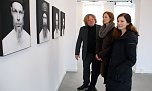 Wieviel verschiedene Gesichter sehen wir hier? Initiator Ralf W&uuml;rth, Malerin Mela Feigenbaum und W&uuml;rths Mitarbeiterin Veronika Mayer vor Fotografien von Gunnar Lillehammer. Antwort auf die Preisfrage: Vier. Die Kunstwerke an der Wand zeigen ein und dieselbe Person: den Fotografen in verschiedenen Inszenierungen. (Foto: Jochen Miche)