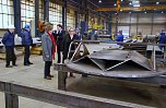 In dieser Werkhalle des Mansfeld Anlagenbaus entstehen Tunnelvortriebsmaschinen, die R&ouml;hren bis 3,60 Meter Durchmesser "bohren" k&ouml;nnen. Die SPD-Spitzenkandidatin fand ein solides Unternehmen mit vollen Auftragsb&uuml;chern vor. Wunschlos gl&uuml;cklich ist man aber auch hier nicht. Katrin Budde nahm deshalb ein Paket zu bearbeitender Wirtschafts-Aufgaben mit nach Magdeburg. (Foto: Jochen Miche)