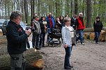 B&auml;rbel Nothmann begr&uuml;&szlig;t die Teilnehmer der Generationenwald-Aktion. (Foto: Jochen Miche)