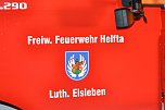 Nichts mit einem gem&uuml;tlichen Abend: Die Helftaer Kameradinnen und Kameraden wurden zum L&ouml;schen mehrerer ganz offensichtlich vors&auml;tzlich gelegter Br&auml;nde gerufen. Wer sie bei ihrer Arbeit beobachtete, staunte &uuml;ber die Souver&auml;nit&auml;t und Professionalit&auml;t, mit der sie die Br&auml;nde in k&uuml;rzester Zeit unter Kontrolle bekamen.  (Foto: Jochen Miche)