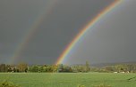Ein wunderbares Naturschauspiel: Über den ersten Regenbogen spannte sich ein zweiter, etwas blasserer. (Foto: Jochen Miche) Ein wunderbares Naturschauspiel: Über den ersten Regenbogen spannte sich ein zweiter, etwas blasserer. (Foto: Jochen Miche)