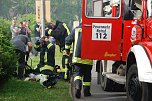 Wiederstedter Feuerwehrleute bereiten sich auf ihren Einsatz im brennenden Haus vor, um von innen zu l&ouml;schen und nach m&ouml;glichen Opfern zu suchen. (Foto: Jochen Miche)