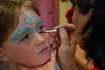 Ein Gesicht ver&auml;ndert sich: Ursula Prager schminkt die sechsj&auml;hrige Emilia. (Foto: Jochen Miche)
