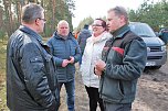 Politiker und Forstleute im Gespräch. Von links die drei MdL Jens Diederichs und Carsten Borchert (beide CDU-Fraktion) sowie Lydia Funke (AfD) und Revierförster Lothar Bst (Foto: J. Miche) Politiker und Forstleute im Gespräch. Von links die drei MdL Jens Diederichs und Carsten Borchert (beide CDU-Fraktion) sowie Lydia Funke (AfD) und Revierförster Lothar Bst (Foto: J. Miche)