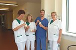 Pflegedirektorin Renate Hohmann (re) bedankt sich bei dem Pflegeteam in Eisleben (Foto: Helios Klinik Hettstedt, Dagmar Mansfeldt)
