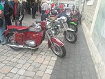 Trotz der wochenlangen Hitze kamen zum diesj&auml;hrigen Treffen &uuml;ber 100 Besitzer eines Mopeds, Motorrollers, Motorrades oder Dreirades der tschechischen Marken Jawa oder CZ auf das Gel&auml;nde der Festscheune in R&ouml;blingen am See (Sachsen-Anhalt) (Foto: H. Rein)