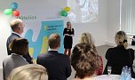 Laura Schmidt (Mitte), Leiterin des Helios Bildungszentrums, begrüßte die Gäste zur Einweihung. (Foto: Helios Kliniken Mansfeld-Südharz, Sophie Elstner) Laura Schmidt (Mitte), Leiterin des Helios Bildungszentrums, begrüßte die Gäste zur Einweihung. (Foto: Helios Kliniken Mansfeld-Südharz, Sophie Elstner)