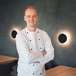 K&uuml;chenchef Felix Barth setzt auf frische, saisonale Produkte und h&ouml;chste Qualit&auml;t aller Zutaten.   (Foto: Hotel Ritter von Kempski )