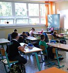 Deutschunterricht in der zweiten Klasse. In Siersleben lernen die M&auml;dchen und Jungen in hellen und freundlichen Klassenr&auml;umen. Hier lesen sie nacheinander kurze Passagen aus einem Grimm-M&auml;rchen laut (Foto: J. Miche)