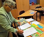 Hstorischer und bewegender Moment Lehrerin Barbara Ehrenberg bringt nach zwei Wochen aktvem, aber ehrenamtlichem Unterricht die geliehenen B&uuml;cher in die Schule zur&uuml;ck. Foto J. Miche (Foto: J. Miche)