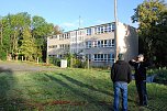 Ortsb&uuml;rgermeister Mario Modesti (r.) zeigt Kameramann Rainer Knobloch, dass hinter der Grundschule beste Bedingungen f&uuml;r einen Feuerwehr-Noteinsatz vorherrschen. (Foto: J. Miche)