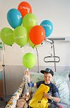 Luke freut sich &uuml;ber die Luftballons und Geschenkbeutel der Helios Klinik.   (Foto: Helios Klinik Sangerhausen, Dr. Luisa Winkler  )