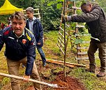 Baumpflanzung im Harz v. links Patrick Kurth- FDP-Direktkandidat; Kreischef FDP Nordhausen Claus-Peter Ro&szlig;berg (Mitte) (Foto: FDP )