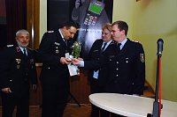 Bild: Ehrung des Verbandsvorsitzenden f&uuml;r sein nimmerm&uuml;des Engagement f&uuml;r den Kreisfeuerwehrverband. Im Bild von links: Ronald Hahn, Roy Rockmann, Daniela Walpurgis und Kai Bundy.