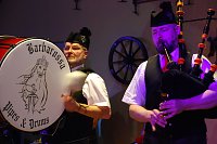 Bild: Roland Raulf an der Basstrommel mit Marko Altenburg und seiner Pipe im Duett.