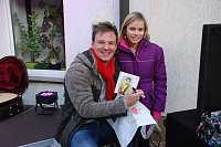 Sophie holte sich eine CD und ein Autogramm des Künstlers. Hier waren beide stolz - der Künstler auf seinen Fan, der Fan auf seine Bekanntschaft mit einem sympathischen Sänger und Musiker. Bild: Sophie holte sich eine CD und ein Autogramm des Künstlers. Hier waren beide stolz - der Künstler auf seinen Fan, der Fan auf seine Bekanntschaft mit einem sympathischen Sänger und Musiker.