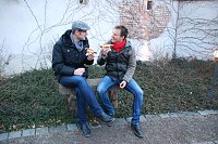 Gastgeber und Star des Abends stärken sich mit einer original Thüringer Rostbratwurst: Florian Wend und Phil Stewman in einer seiner wenigen Auftrittspausen. Bild: Gastgeber und Star des Abends stärken sich mit einer original Thüringer Rostbratwurst: Florian Wend und Phil Stewman in einer seiner wenigen Auftrittspausen.