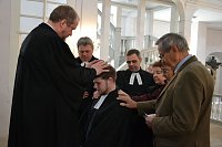 Bild: Ein denkw&uuml;rdiger Augenblick: Pfarrer Martin Weber erh&auml;lt den Segen von Superintendent Krist&oacute;f B&aacute;lint (links) und den haupt- und ehrenamtlich in der Kirche T&auml;tigen, die seine Einf&uuml;hrung in den Dienst in Allstedt aktiv mit begleiteten.