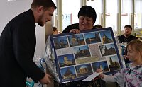 Bild: Mit einem Augenzwinkern &uuml;berreichte Gemeindekirchenr&auml;tin Jutta Pfeiffer dem neuen Pfarrer eine Collage, auf der die Kirchen seines Pfarrbereiches zu sehen sind: "Damit sie sie leichter finden." Er k&uuml;ndigte an, ab dieser Woche alle diese Kirchen besuchen zu wollen.