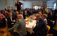 Bild: Vorn spielt die Musik. Folglich sind alle Blicke zur B&uuml;hne gerichtet.
