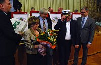 Bild: F&uuml;r das Leben "danach": Ein Gedicht vorgetragen und eine Kapit&auml;nsm&uuml;tze geschenkt bekam Jens Bullerjahn von Weggef&auml;hrten. Bullerjahn war w&auml;hrend seiner Armeezeit Matrose bei der Marine. Noch heute h&auml;ngt sein Herz an der See.