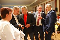 Bild: Gespr&auml;che am Rande der Veranstaltung. Hier (im roten Shirt) Lutz Haring, Pr&auml;sident des Kampfsport-Athletik-Vereins, im Gespr&auml;ch mit Matthias Platzeck, daneben Karl-Heinz Daehre und Klaus Wowereit.