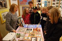 Bild: Gisela Renker bot einen interessanten Stand, bei dem insbesondere exzellente Fotografien ihrer Heimatgemeinde Helbra auffielen.