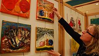 Bild: Lebensbejahende, farbenfrohe Acrylmalerei stellt die Walbeckerin Ute Rabenalt aus. Ganz besonders entz&uuml;ckend: ihre Serie der sich liebenden Schnecken. Im "richtigen" Leben ist die Hobbyk&uuml;nstlerin staatlich gepr&uuml;fte Betriebswirtin.