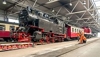 Bild: Millimeterarbeit: P&uuml;nktlich um 9:45 Uhr rollt die 99 6001 in der HSB-Fahrzeughalle in Wernigerode vom Tieflader. Rund 900 km Reise durch Westeuropa sind in diesem Augenblick beendet.