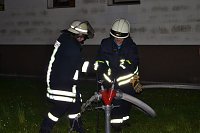 Bild: Schwerstarbeit noch einmal zum Schluss: Das L&ouml;schfahrzeug musste vom Hydranten mit frischem Wasser versorgt werden. Weil diese Zapfstelle nur selten benutzt wird, war sie sehr schwer zu &ouml;ffnen.