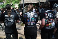 Bild: Auf der Suche nach einem Geburtstagsgeschenk muss nur das T-Shirt gelesen und eine passende CD besorgt werden. Metal-Fans senden Signale aus - und machen es ihren Liebsten leicht.