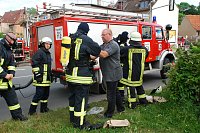 Bild: Vorbereitung auf den Einsatz in voller Schutzkleidung. Das Ankleiden ist m&uuml;hsam. Gut, wenn da jemand hilft.