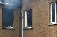 Bild: Im Haus lodern noch immer die Flammen.