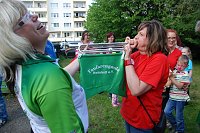 Bild: Und so versucht eine Kinderhaus-Leiterin zu spielen. Kein Ton entwich dem Instrument. Spa&szlig; hatten dennoch alle an dem Versuch.