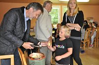 Bild: Frank Mauder, amtierender Pr&auml;sident des Lions Club Eisleben, verteilt Eis.