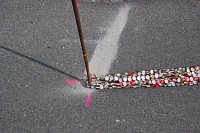 Gestrafft und zentimetergenau gemessen wurde die Kronkorkenkette. Bild: Gestrafft und zentimetergenau gemessen wurde die Kronkorkenkette.