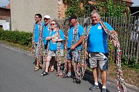 "Wir grinsen doch schon wie verrückt, mehr geht nicht." "Macht mal hin, die Kette ist schwer." - Weltrekord über den Schultern tragen und dann noch lächeln müssen - also, die Fotografen verlangen wirklich allerhand von einem... Bild: "Wir grinsen doch schon wie verrückt, mehr geht nicht." "Macht mal hin, die Kette ist schwer." - Weltrekord über den Schultern tragen und dann noch lächeln müssen - also, die Fotografen verlangen wirklich allerhand von einem...