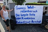 Darum ging es heute. Vor dem Zusammenfalten des Transparents zieht es Steffi Rinkleib vom Radsportverein nach einmal für uns glatt. Bild: Darum ging es heute. Vor dem Zusammenfalten des Transparents zieht es Steffi Rinkleib vom Radsportverein nach einmal für uns glatt.