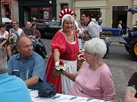 Bild: Marktfrau Regine verteilt Blumen