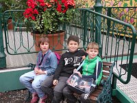 Bild: Lukas (rechts) und Schulfreunde beim Ausruhen