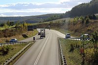 Schwerer Unfall zwischen Abschleppwagen und Brücke Bild: Schwerer Unfall zwischen Abschleppwagen und Brücke