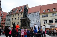 Bild: Da steht er nun in ganzer Pracht - Martin Luther. Im Jahr 1883 erstmals aufgestellt, verlie&szlig; der Reformator den Platz vor dem Eisleber Rathaus seitdem stets nur, um gereinigt und frisch gewachst zu werden - das vorige Mal vor 25 Jahren.