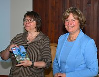 Bild: Christiane Funkel, Leiterin des Biosph&auml;renreservats (li.) bedankt sich bei Annett Drache, Gesch&auml;ftsf&uuml;hrerin des Harzklubs, f&uuml;r ihren Beitrag. 