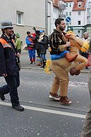 Bild: N&auml;rrinnen und Narren ziehen durch die Stadt (2)